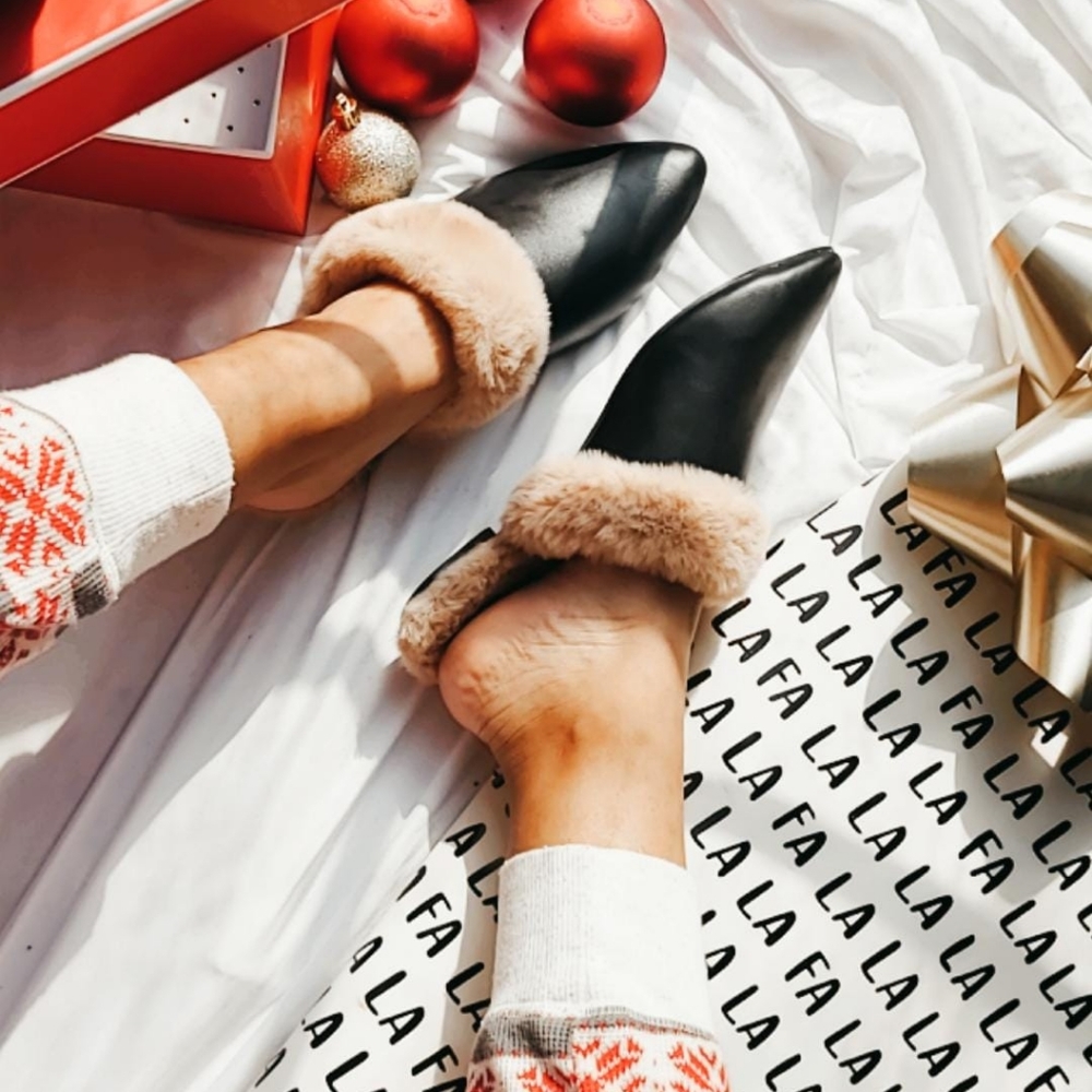 🚨HOLIDAY COLLECTION 🌲💫/Black fur flats - Picture 3 of 8